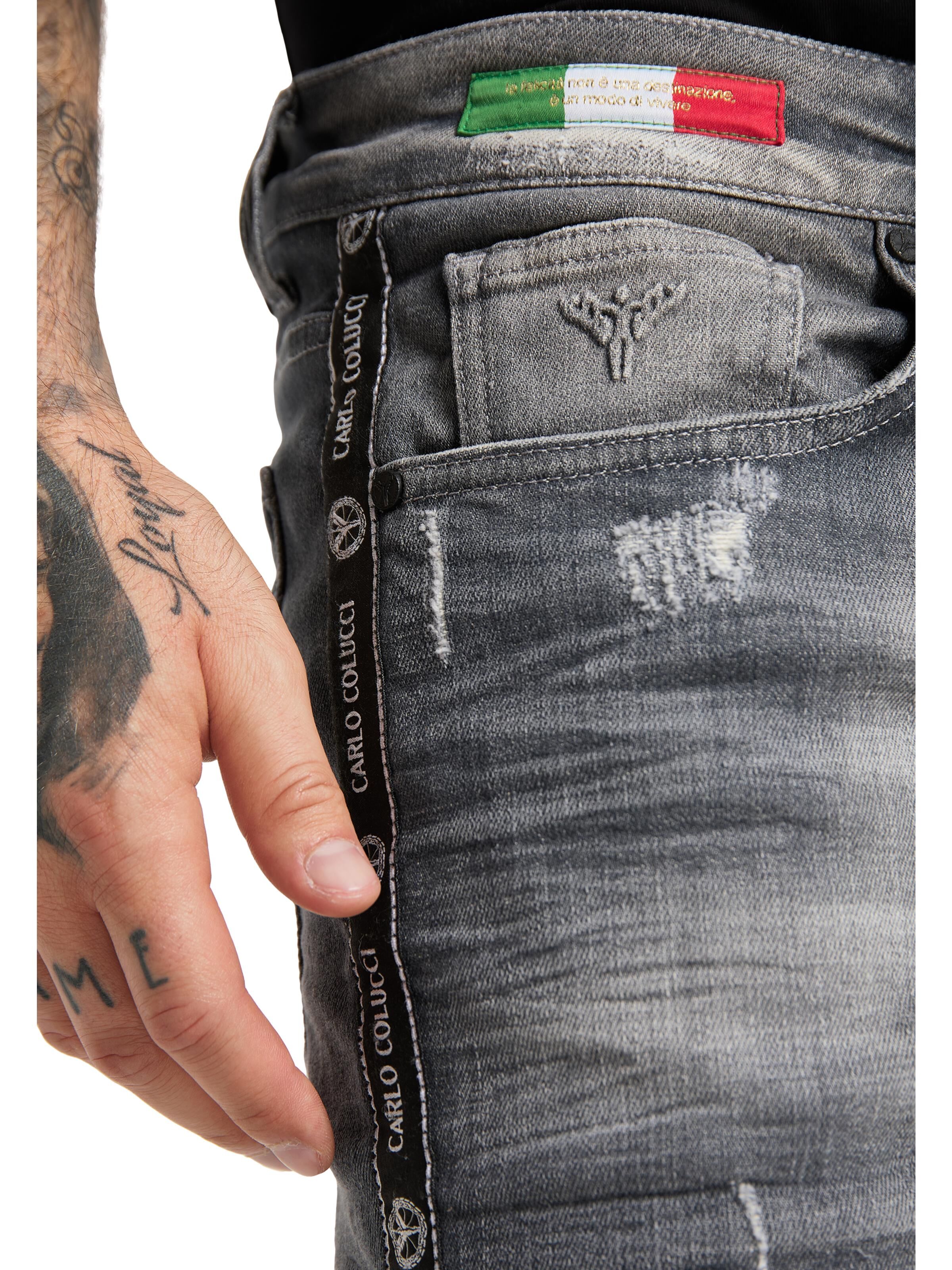 Jeans mit Used-Waschung und Logopiping
